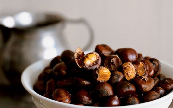 Októbertől februárig beszerezhető, de könnyen kiszárad, így a gesztenyeszemeket felhasználásig hűvös, párás helyen, jobb híján hűtőszekrényben tároljuk.